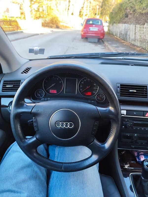 Gebraucht Audi A4 Basis 220 PS (161 kW) 2002 Silber Limousine