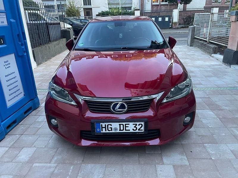 Rot Gebraucht 2013 Lexus CT200h Luxury Line Limousine | 11.800 € (Fairer Preis) - Bild 1/4