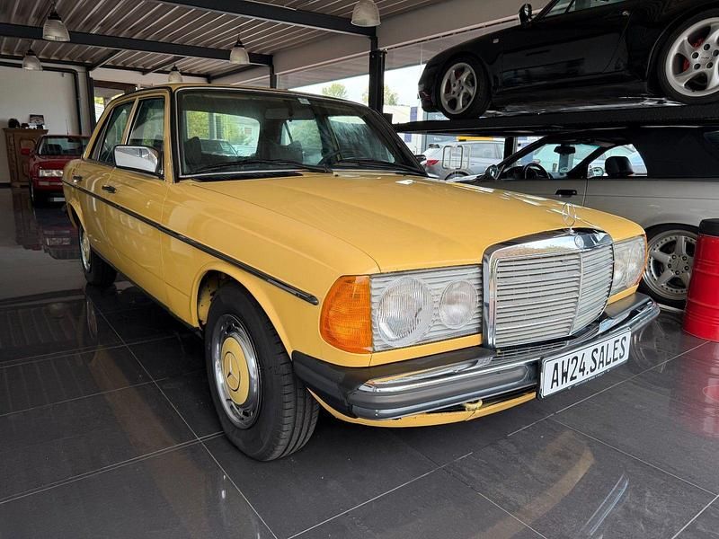 Gebraucht Mercedes 230 109 PS (80 kW) 1977 Gelb Limousine