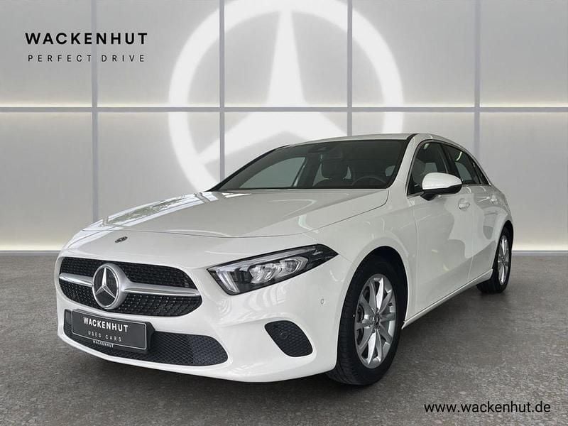 Weiß Gebraucht 2019 Mercedes A200 Business Limousine | 23.300 € (Fairer Preis) - Bild 1/4