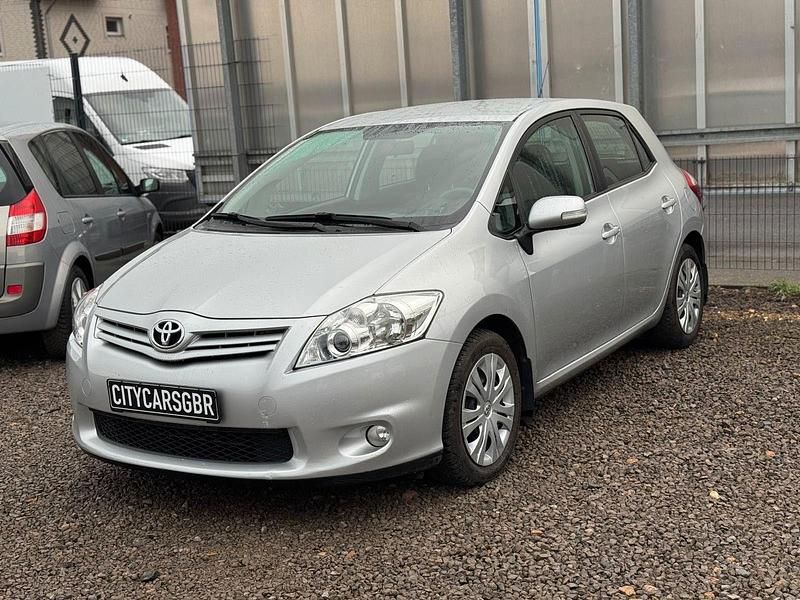 Gebraucht Toyota Auris Life+ 132 PS (97 kW) 2011 Silber Kleinwagen