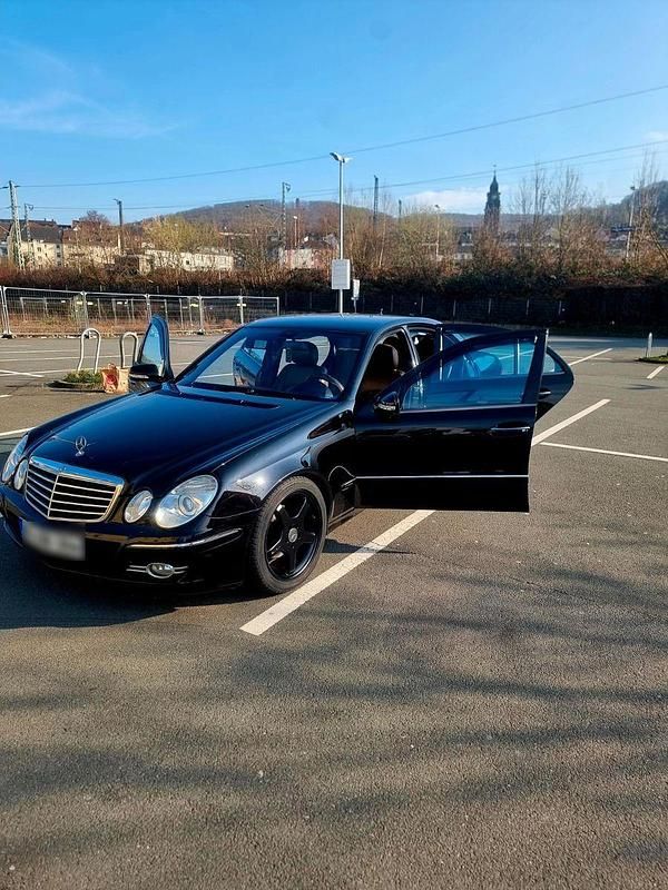 Gebraucht Mercedes E200 Avantgarde 138 PS (101 kW) 2007 Schwarz Limousine
