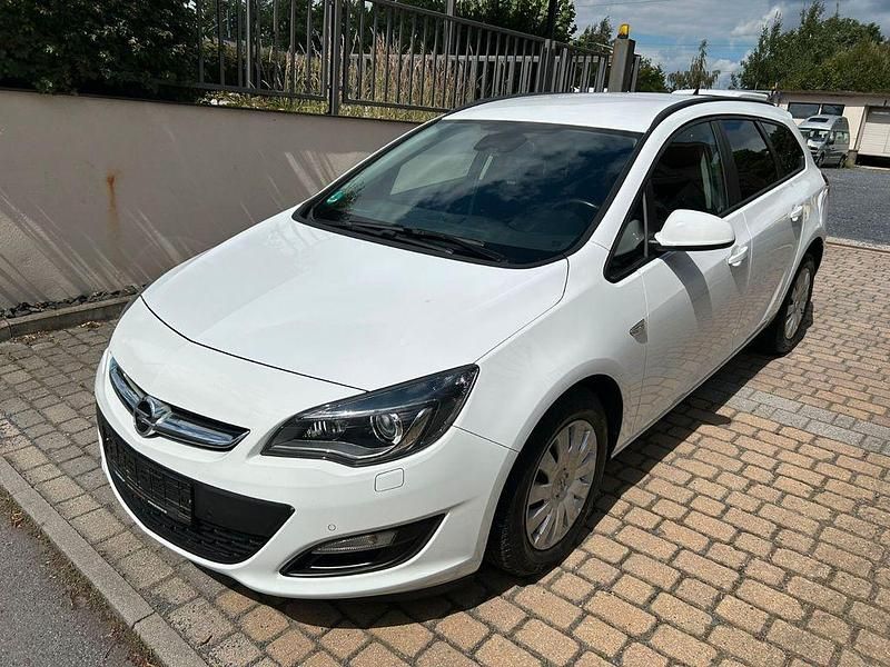 Weiß Gebraucht 2015 Opel Astra Kombi | 6.495 € (Fairer Preis) - Bild 1/4