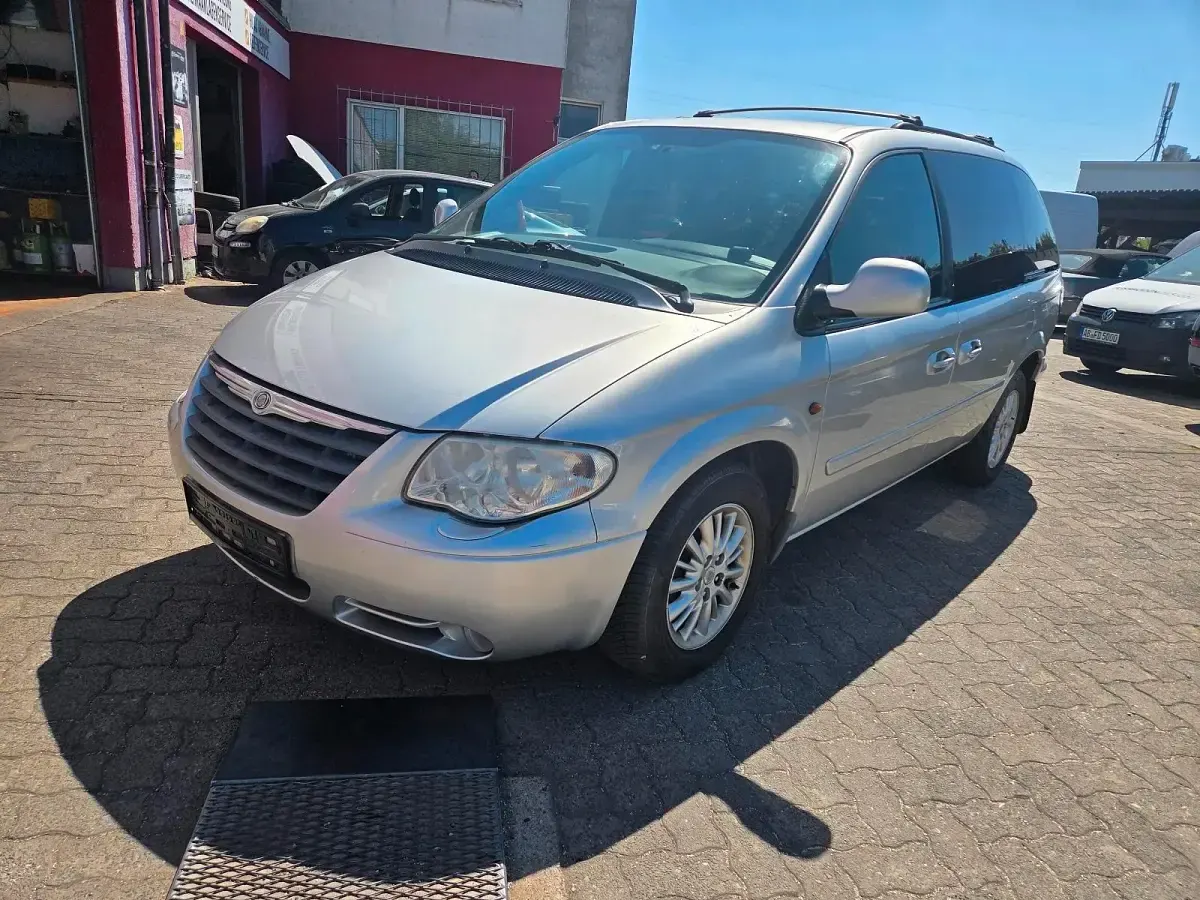 Gebraucht Chrysler Voyager 150 PS (110 kW) 2007 Silber Van / Kleinbus