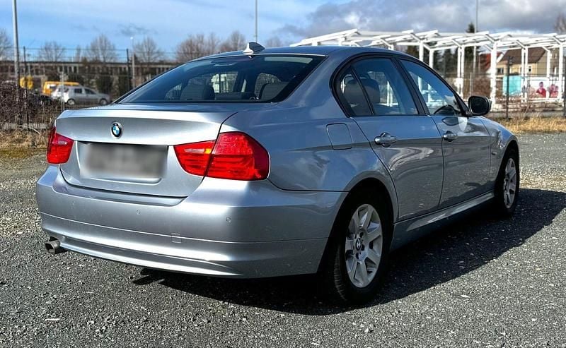 Gebraucht BMW 320 184 PS (135 kW) 2010 Blau Limousine