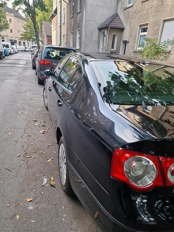 Schwarz Gebraucht 2006 VW Passat Limousine | 2.100 € (Etwas zu teuer) - Bild 1/4