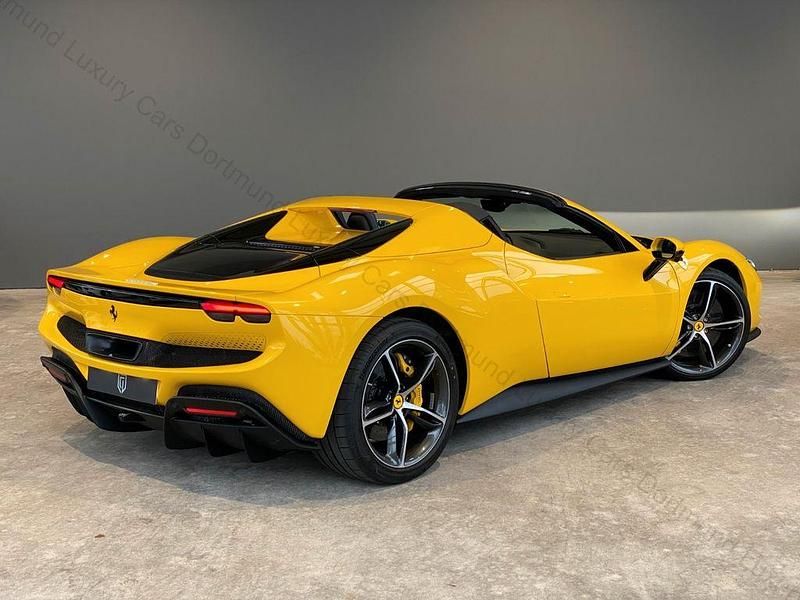 Neu Ferrari 296 829 PS (609 kW) 2025 Gelb Cabrio