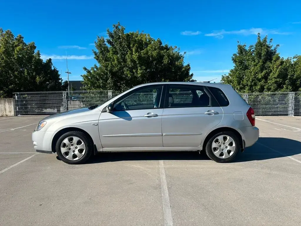 Gebraucht Kia Cerato LX 102 PS (75 kW) 2007 Silber Kombi