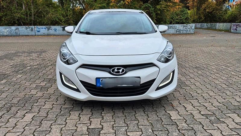 Weiß Gebraucht 2014 Hyundai i30 Limousine | 4.300 € (Guter Preis) - Bild 1/4