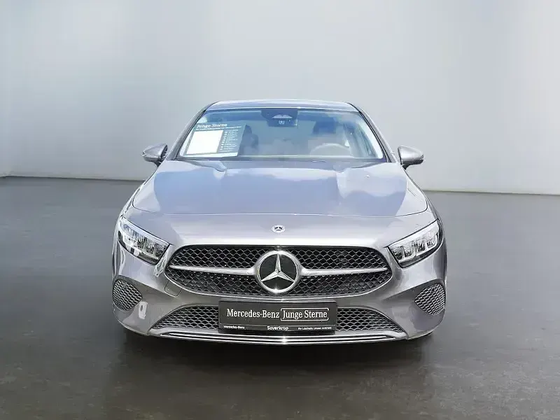Gebraucht Mercedes A200 Progressive 163 PS (119 kW) 2025 Graulack mountaingrau (metallic) Limousine