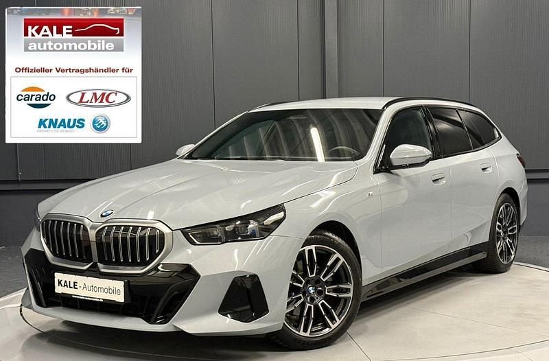 Brooklyn grau metallic Gebraucht 2024 BMW 520 M Sport Kombi | 55.970 € (Fairer Preis) - Bild 1/4