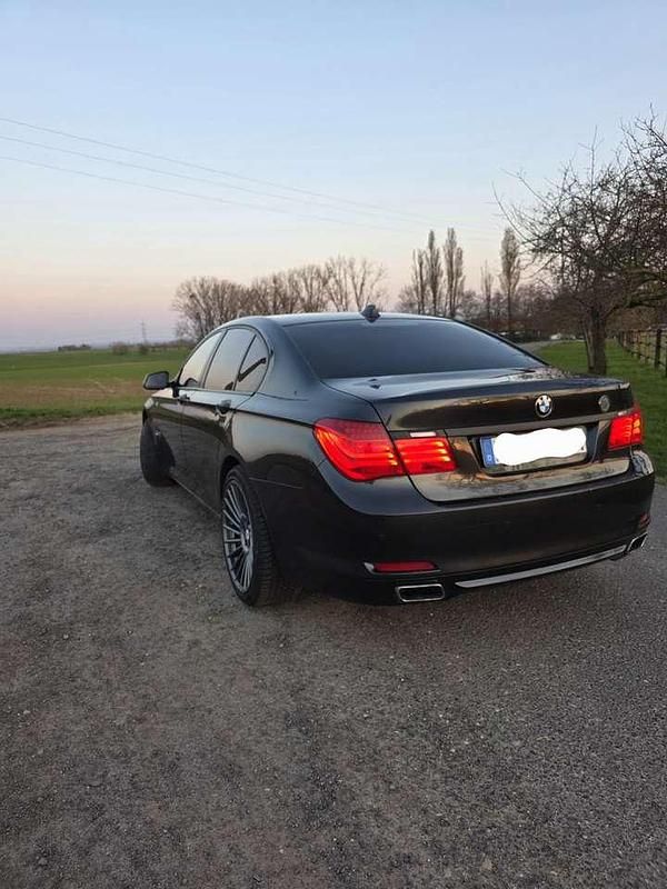 Gebraucht BMW 740 Sport Line 306 PS (225 kW) 2010 Grau Limousine