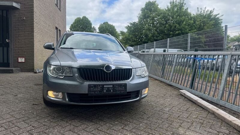 Grau Gebraucht 2010 Skoda Superb Elegance Kombi | 5.750 € (Fairer Preis) - Bild 1/4