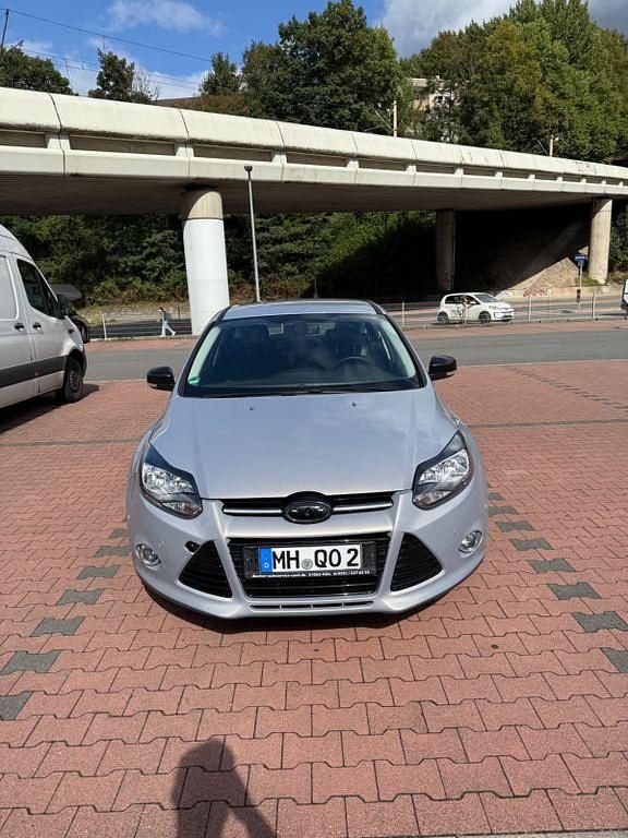 Grau Gebraucht 2013 Ford Focus Titanium Limousine | 3.000 € (Superpreis) - Bild 1/4