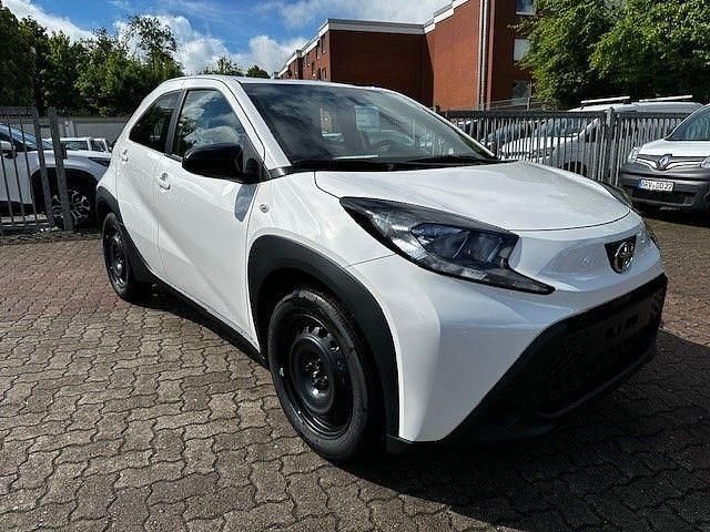 Schneeweiß (weiß) Neu 2025 Toyota Aygo Business Edition Kleinwagen | 19.630 € - Bild 1/4