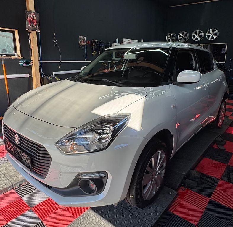 Gebraucht Suzuki Swift Comfort 90 PS (66 kW) 2017 Weiß Kleinwagen
