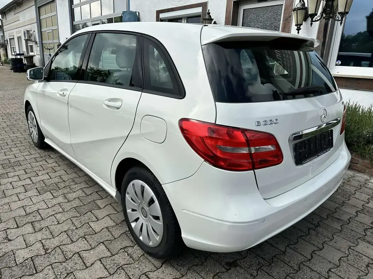 Gebraucht Mercedes 220 Style 184 PS (135 kW) 2014 Zirrusweiã Limousine