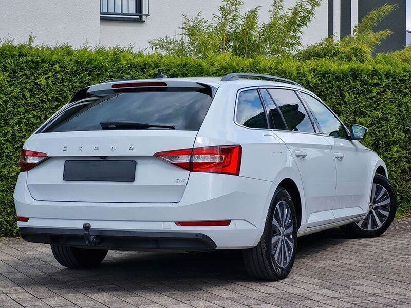 Weiß Gebraucht 2022 Skoda Superb Ambition Kombi | 22.900 € (Fairer Preis) - Bild 1/4