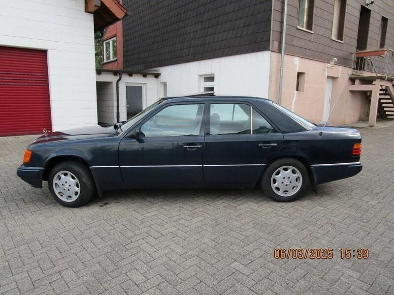 Blau Gebraucht 1990 Mercedes 200 Limousine | 11.700 € - Bild 1/4