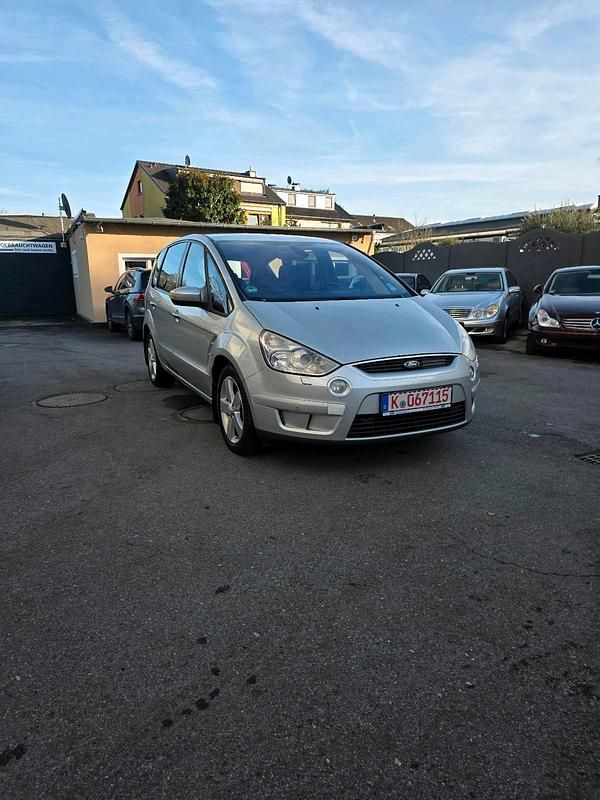 Silber Gebraucht 2009 Ford S-MAX S Van / Kleinbus | 6.399 € - Bild 1/4