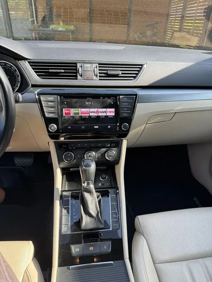 Gebraucht Skoda Superb Style 190 PS (139 kW) 2016 Grau Kombi