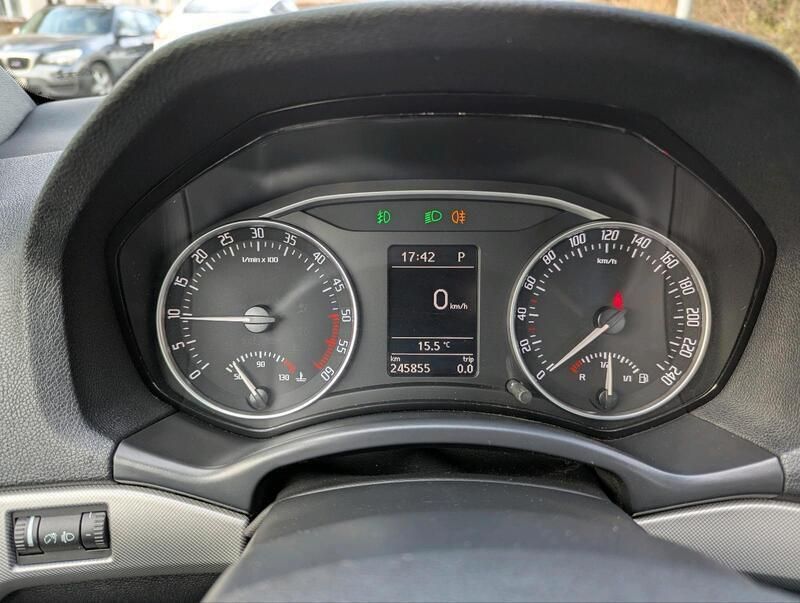 Grau Gebraucht 2011 Skoda Octavia Kombi | 5.800 € (Fairer Preis) - Bild 1/4
