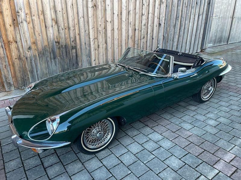 Second-hand Jaguar E-Type 264 CP (194 kW) 1970 Verde Cabrio