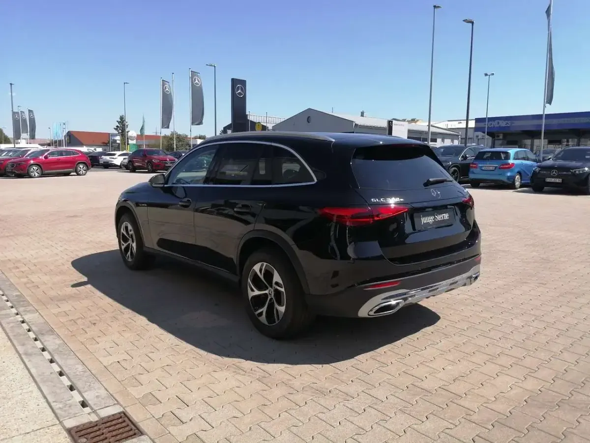 Gebraucht Mercedes GLC300 204 PS (150 kW) 2025 Metalliclack obsidianschwarz SUV
