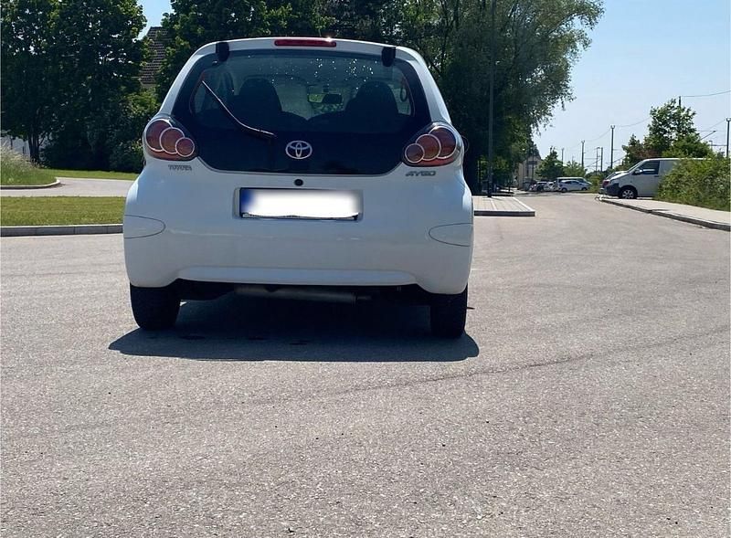 Weiß Gebraucht 2010 Toyota Aygo Kleinwagen | 1.200 € (Superpreis) - Bild 1/4