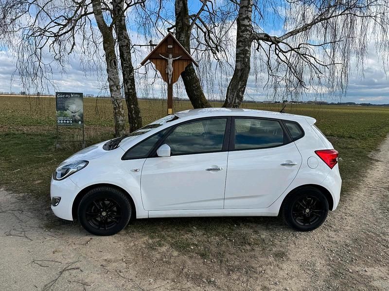 Weiß Gebraucht 2013 Hyundai ix20 Van / Kleinbus | 8.100 € (Guter Preis) - Bild 1/4