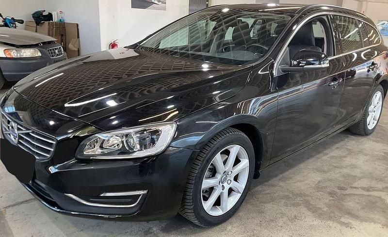 Schwarz Gebraucht 2017 Volvo V60 Kombi | 20.999 € (Etwas zu teuer) - Bild 1/1