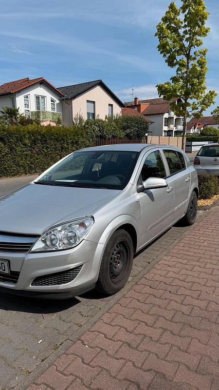 Używany Opel Astra 105 KM (77 kW) 2007 Srebrny Sedan/Limuzyna