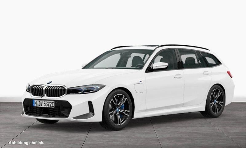 Alpinweiß uni Gebraucht 2024 BMW 330e M Sport Kombi | 49.990 € (Fairer Preis) - Bild 1/3
