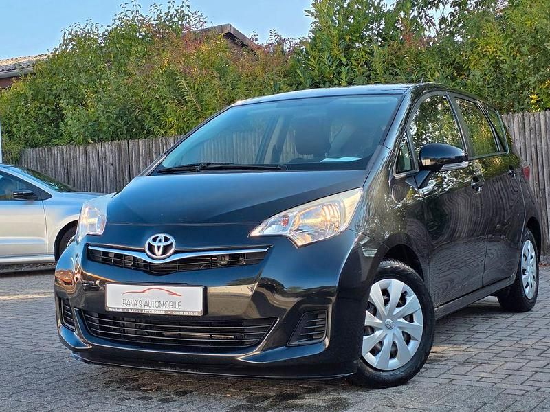 Schwarz Gebraucht 2012 Toyota Verso-S Cool Van / Kleinbus | 6.490 € (Fairer Preis) - Bild 1/4