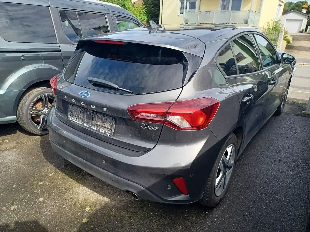 Gebraucht Ford Focus 101 PS (74 kW) 2022 Grau Limousine