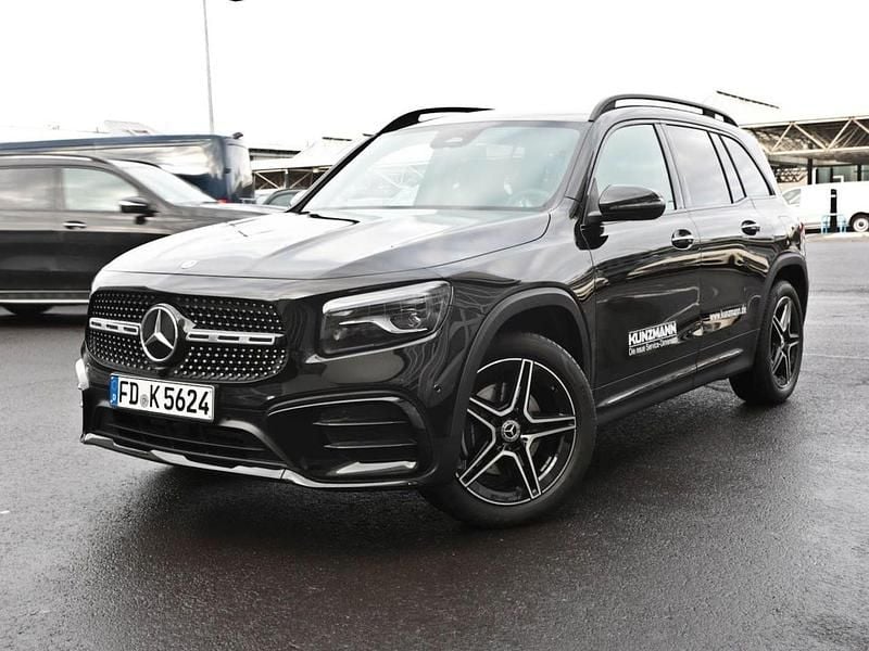 Kosmosschwarz metallic Gebraucht 2025 Mercedes GLB200 AMG SUV | 43.980 € (Fairer Preis) - Bild 1/4