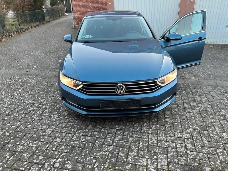 Gebraucht VW Passat Comfortline 150 PS (110 kW) 2016 Blau Limousine