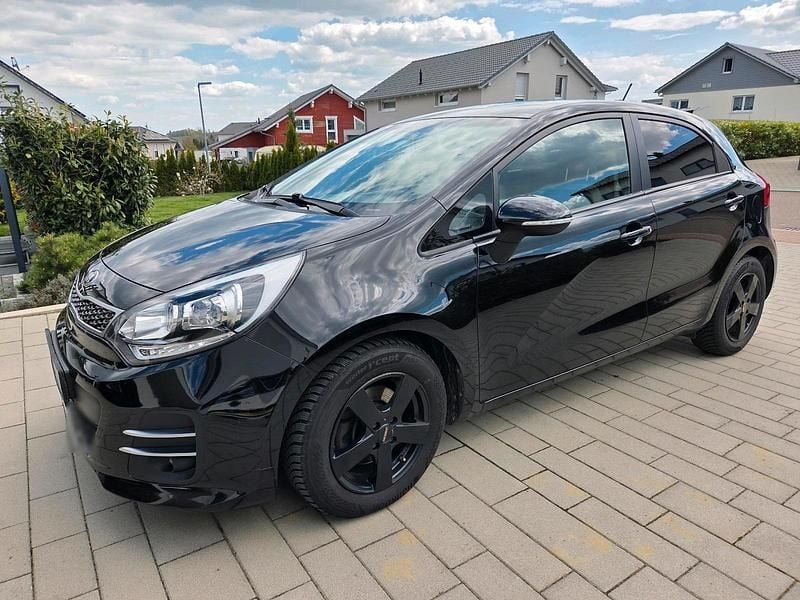 Gebraucht Kia Rio Spirit 90 PS (66 kW) 2015 Schwarz Kleinwagen