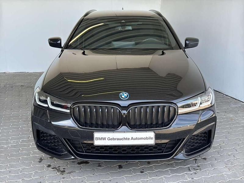Saphirschwarz met. Gebraucht 2022 BMW 530e M Sport Kombi | 38.649 € (Fairer Preis) - Bild 1/4
