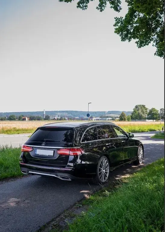 Gebraucht Mercedes E220 AMG line 194 PS (142 kW) 2016 Schwarz Limousine