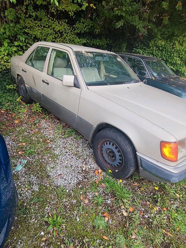 Gebraucht Mercedes E230 132 PS (97 kW) 1992 Braun Limousine