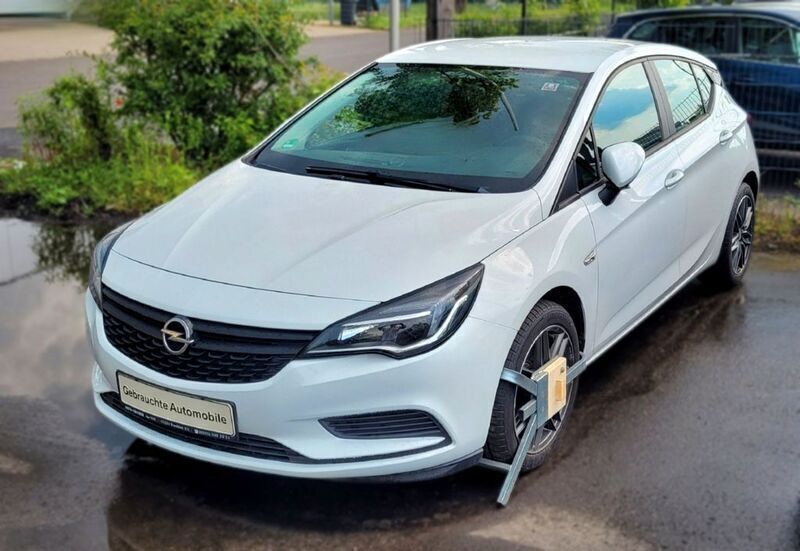 Weiß Gebraucht 2016 Opel Astra Selection Limousine | 11.550 € (Etwas zu teuer) - Bild 1/4