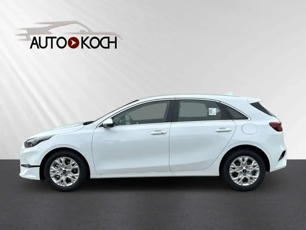Używany Kia Ceed 101 KM (74 kW) 2025 Biały Hatchback