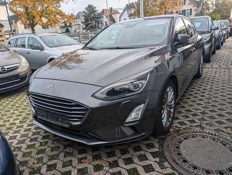 Grau Gebraucht 2019 Ford Focus Sport Limousine | 10.600 € (Superpreis) - Bild 1/4