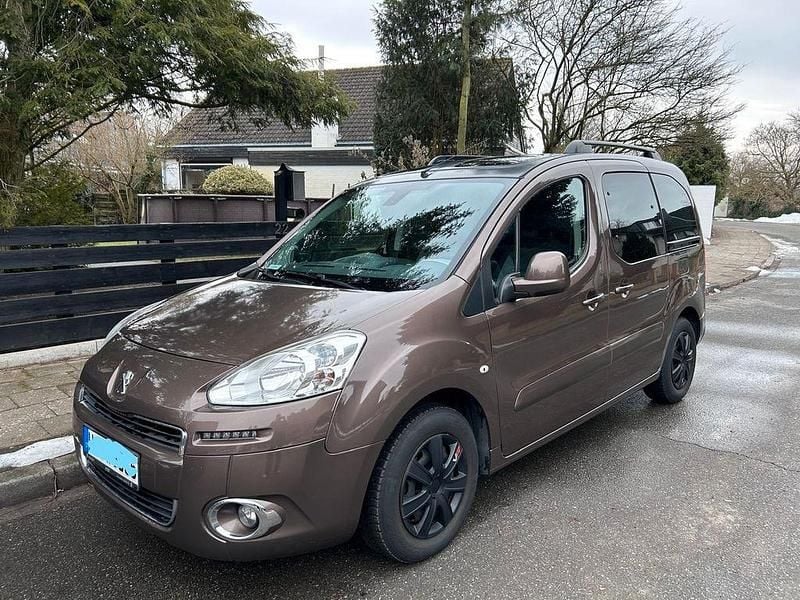 Gebraucht Peugeot Partner Tepee Allure 120 PS (88 kW) 2015 Braun Van / Kleinbus