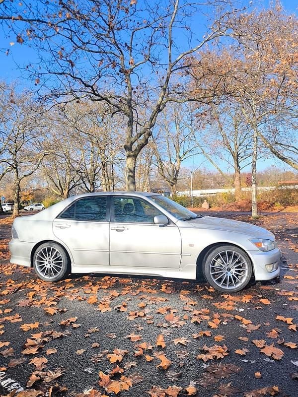 Silber Gebraucht 1999 Lexus IS200 Sport Line Limousine | 13.400 € (Fairer Preis) - Bild 1/4
