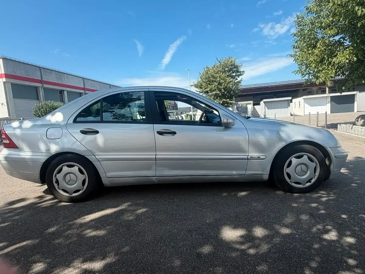 Gebraucht Mercedes C220 Classic 143 PS (105 kW) 2002 Silber Limousine