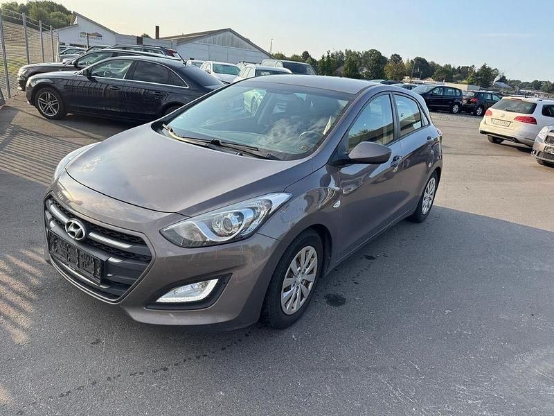 Braun Gebraucht 2015 Hyundai i30 Trend Limousine | 5.100 € (Fairer Preis) - Bild 1/4