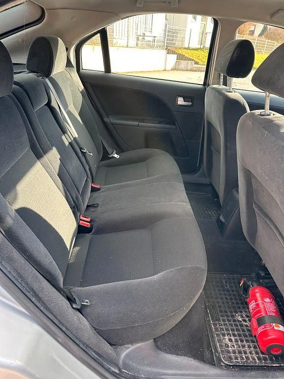 Gebraucht Ford Mondeo Ghia 125 PS (91 kW) 2003 Silber Limousine