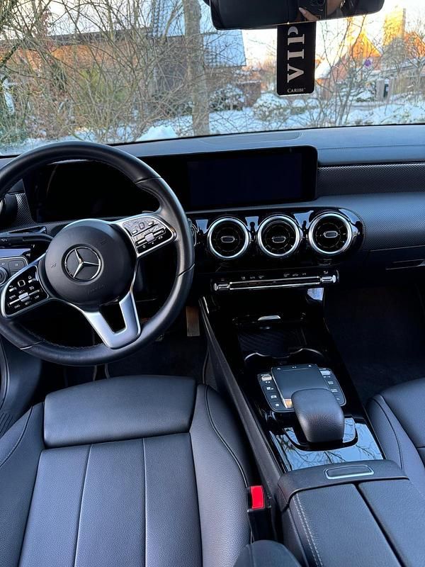 Gebraucht Mercedes CLA200 163 PS (119 kW) 2023 Schwarz Coupé